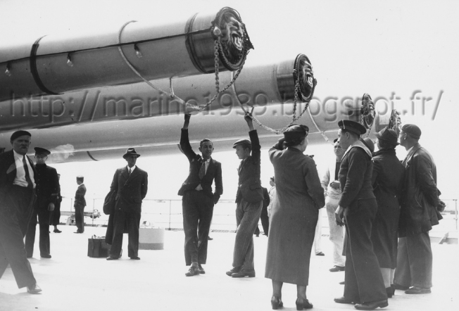 Visiteurs admirant les canons de 330 mm du Dunkerque